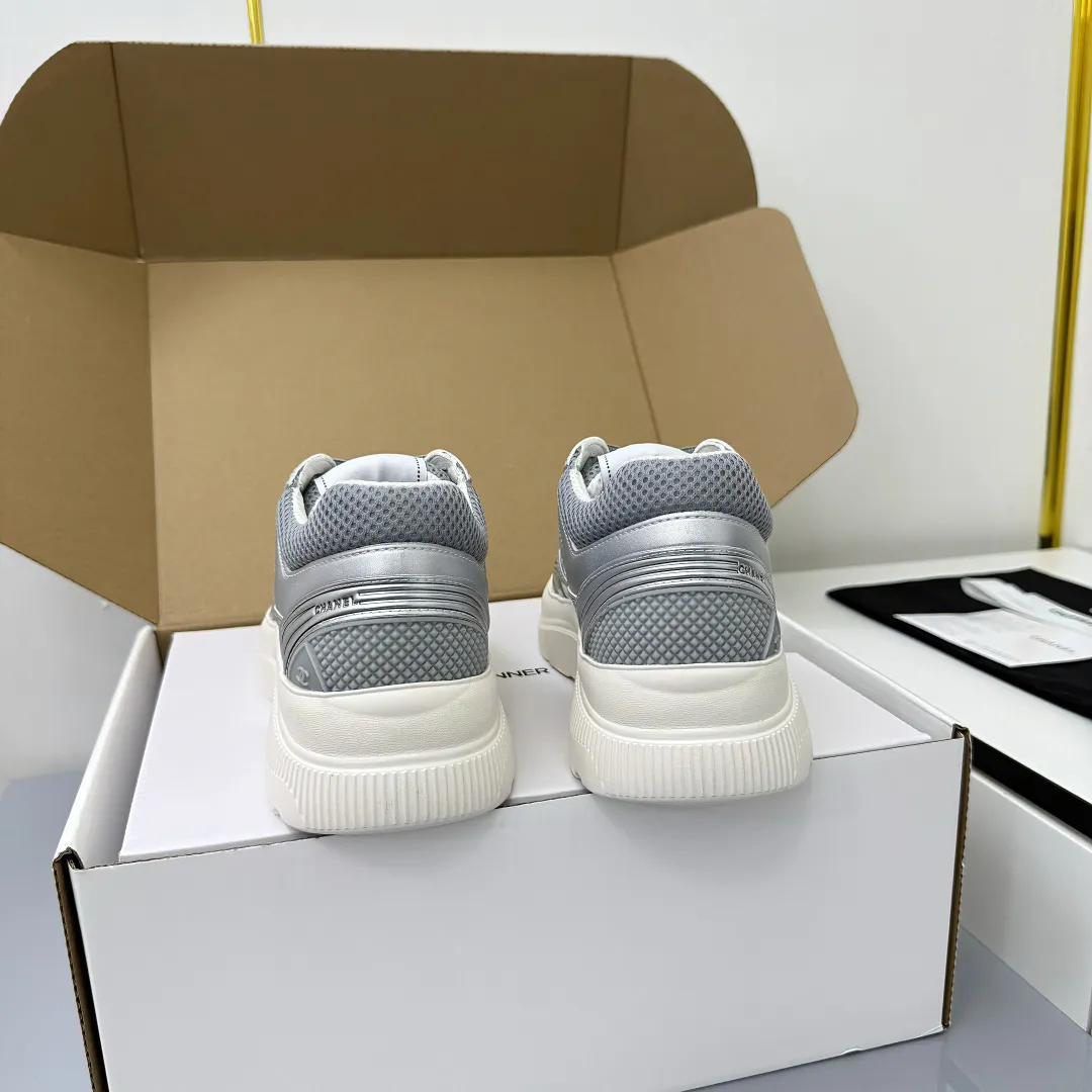 👟👟Ex-factory price 660👟👟 Chanel bread shoes ~ original calfskin panda shoes Chanel 25C latest hot style panda black and white sports shoes casual sneakers Xiaoxiang hot item classic black and white panda color coco girls must pay Fabric: original custom mixed sheepskin lining: original imported breathable mesh lining outsole: Original molded rubber + TPU combination Size: Women's 35-41 Buy now👉 Buy now👉